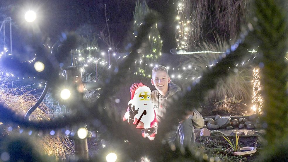 Jannis Saathoff setzt bei seiner Licht-Installation nur moderat farbige Akzente. Der Nikolaus mit seinem roten Mantel gehört dazu. Fotos: Ortgies