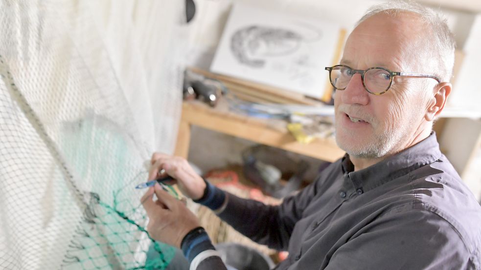 Seinen Keller hat Gerold Conradi aus Greetsiel zu einer Werkstatt für Fischernetze gemacht. Foto: Ortgies