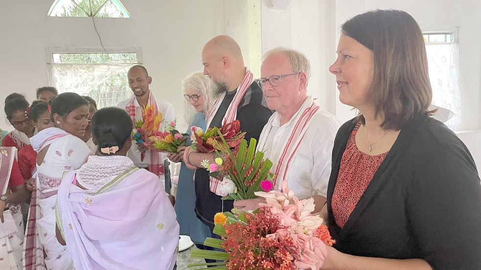 Christa Olearius (rechts) war Teil der Gruppe, die aus Indien ausgewiesen wurde. Das Bild zeigt sie während der Indienreise. Olearius ist Superintendentin des evangelisch-lutherischen Kirchenkreises Emden/Leer. Foto: privat