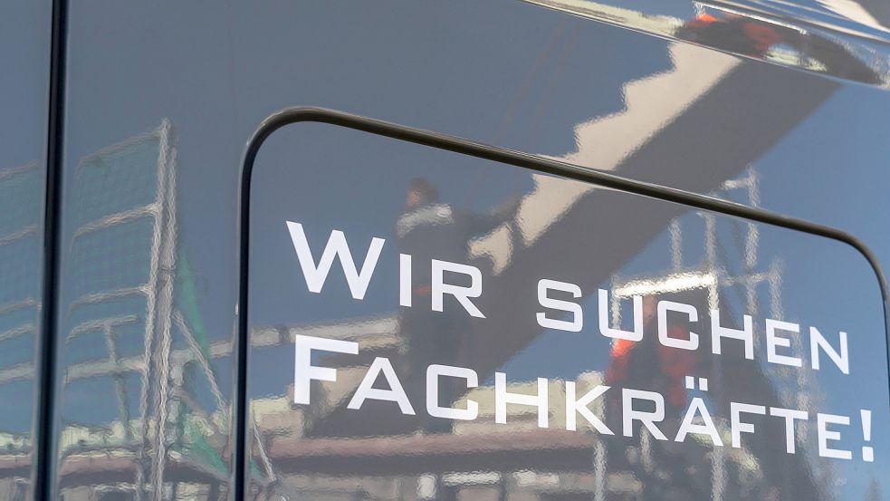 Die Mangel an Fachkräften ist in Deutschland ein großes Problem – hier wird mit einem Schriftzug auf der Tür eines Lkw nach Mitarbeitern gesucht. Foto: onemorepicture/Imago Images