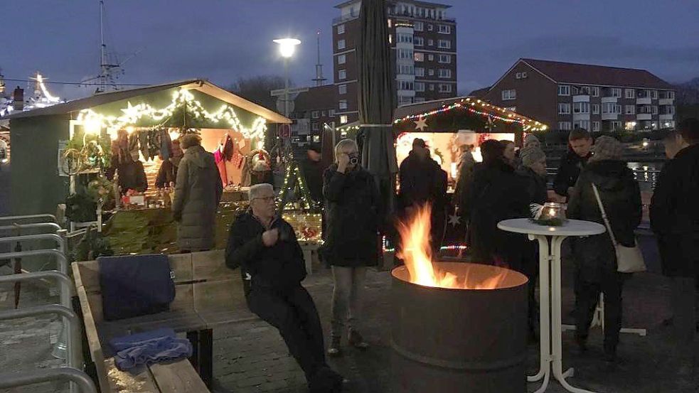 Gemütlichkeit an der Feuertonne: Der „Lüttje Wiehnachtsmarkt an‘t Hafentor hebt sich vom Üblichen ab. Er ist direkt am Wasser. Foto: Privat