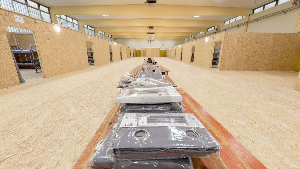 Aus Spanplatten hat das Technische Hilfswerk in der Turnhalle auf dem Auricher Kasernengelände halbwegs wohnliche Boxen als Notunterkunft für Flüchtlinge gezimmert. Foto: Ortgies