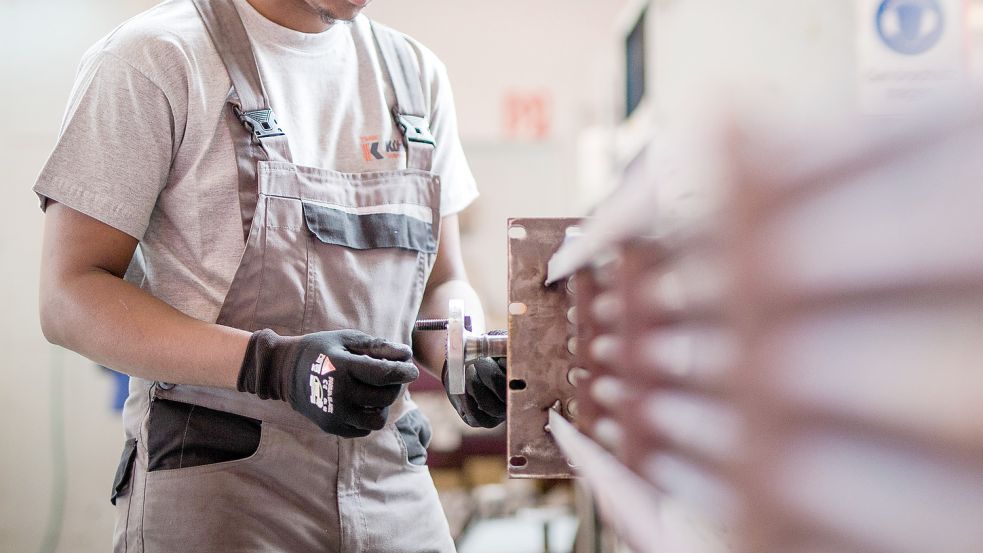 Ein Flüchtling aus Somalia arbeitet während eines Praktikums bei einem Industrieunternehmen in Baden-Württemberg. Die Bundesregierung will Fachkräften aus dem Ausland die Zuwanderung erleichtern. Foto: Schmidt/DPA