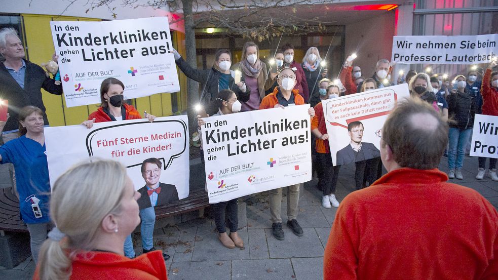 Die Lage in den Kinderkliniken hierzulande ist schwierig, darauf machten auch Mitarbeiter des Christlichen Kinderhospitals in Osnabrück bei einer Protestaktion aufmerksam. Foto: Hülsmann