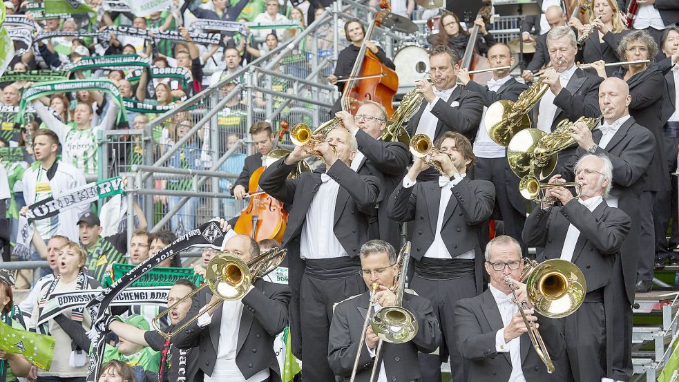 Spielen dort, wo kaum ein Sinfonieorchester spielt: Das WDR Funkhausorchester spielt bei einem Stadionkonzert bei einem Spiel der Borussia Mönchengladbach. Foto: WDR/Claus Langer