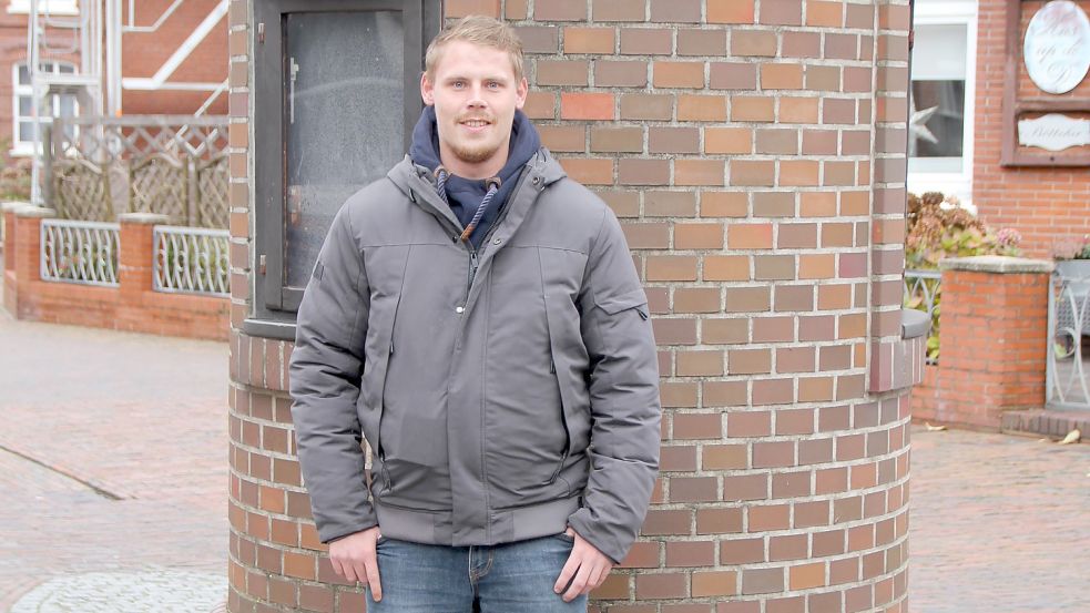 Vor dem „D“, wo am 5. Dezember abends das große Klaasohm-Finale stattfindet: Dann wird Oldermann Marvin Nockel sicher nicht alleine vor der Litfaßsäule in der Westerstraße stehen. Foto: Ferber