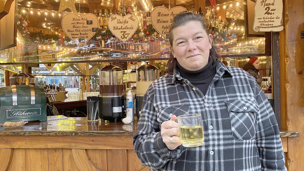 Mandy Albers vor ihrer Glühweinbude. Sie ist auch für die Bewirtung der Weihnachtsmarktbesucher zuständig.