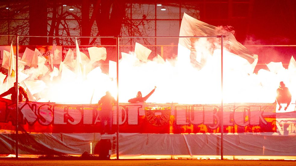 Ein Pyro-Feuerwerk zündeten die Lübeck-Fans kurz nach dem Anpfiff. Foto: Doden/Emden