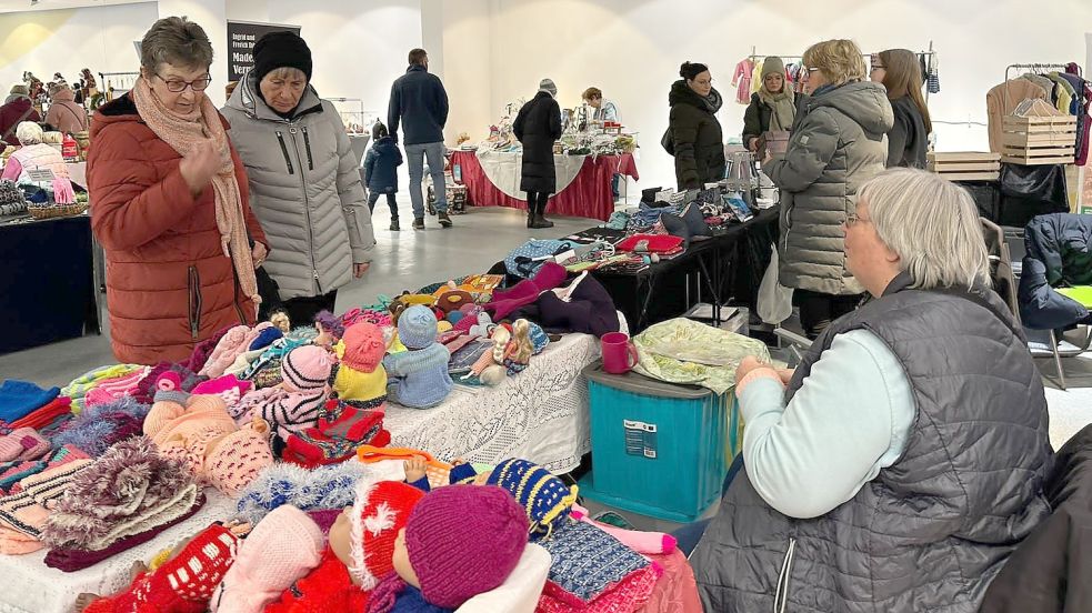 Der Adventsmarkt lockte schon kurz nach der Eröffnung Besucherinnen und Besucher an. Foto: WFS Emden