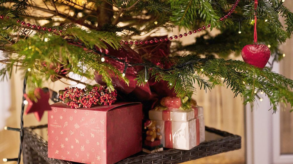 Angesichts der hohen Inflation und knapper Kassen wollen viele Menschen in diesem Jahr einer Umfrage zufolge auch an den Weihnachtsgeschenken sparen. Foto: Riedl/dpa