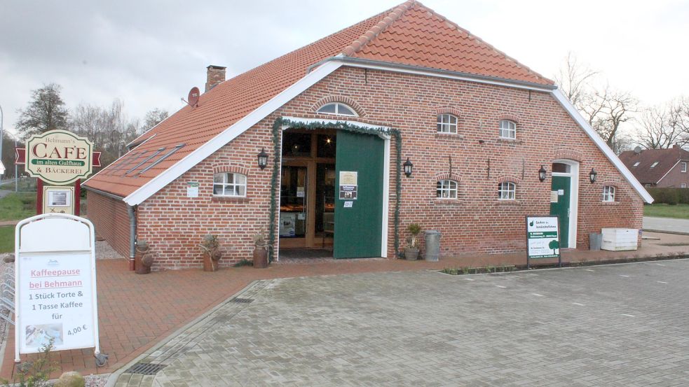 In einem alten Gulfhaus kam drei Jahre lang ein Café unter. Nun ist wegen der Energiekrise Schluss. Foto: Stromann/Archiv