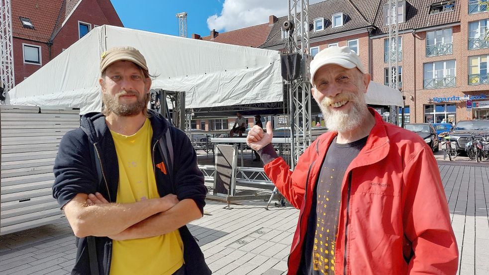 Johannes "Urmel" Meyering (rechts) gehört zum Organisationsteam des Friedensfestivals "Lüttje Welt", für das eine große Bühne auf dem Neuen Markt aufgebaut wird. Das Team wird auch unterstützt von Tim Gressler (links). Foto: Hanssen