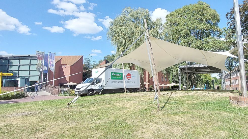 Am Mittwochnachmittag wurde die Bühne vor der Kunsthalle auf der Hahn'schen Insel aufgebaut. Foto: Hanssen