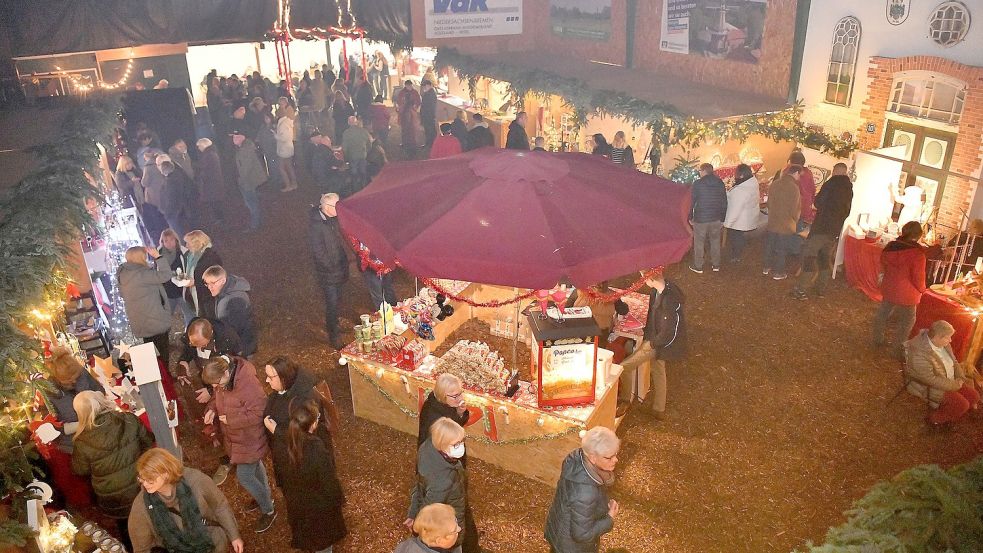 In der Mühlenscheune in Neermoor ging der Weihnachtsmarkt am Freitag los – bis Sonntagabend sind die Buden geöffnet. Foto: Stromann