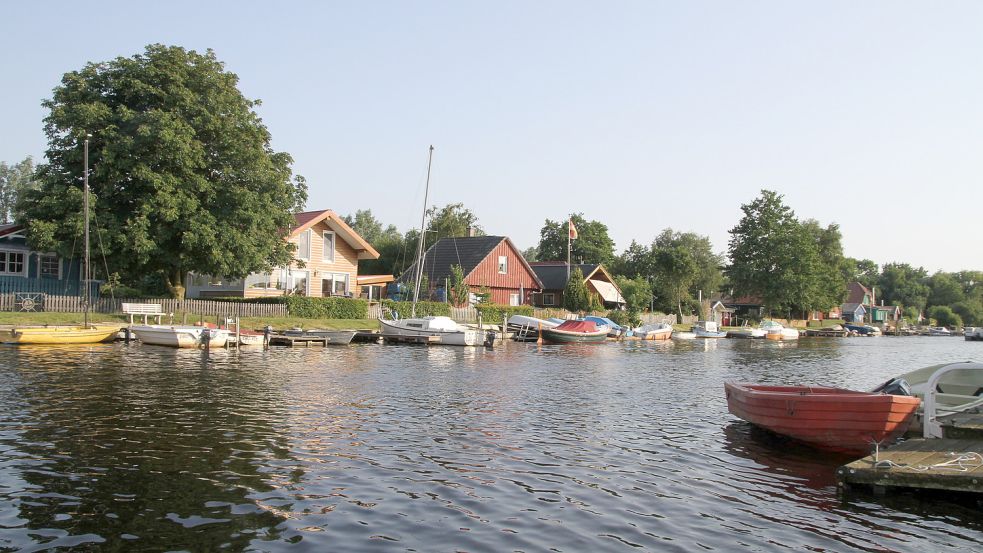 Am Kurzen Tief, das in das Kleine Meer mündet, stehen schon zahlreiche sogenannte Meerbuden. Ein Investor möchte dort etwa 20 neue Wochenendhäuser bauen. Foto: Päschel/Archiv