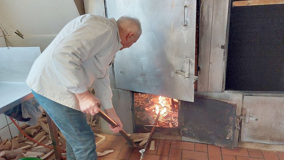 Mit Buchenholz aus Deutschland wird der Ofen beheizt.