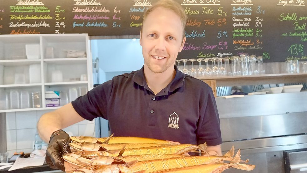 Stefan Burlager hat als Inhaber des Fischhauses in Ditzum schon einige Bewertungen bekommen. Foto: Vogt/Archiv