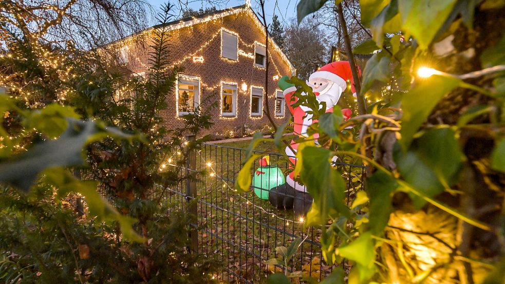 Hell erleuchtet ist das Haus der Familie Relotius an der Steinhausstraße in Bunderhee. Foto: Ortgies