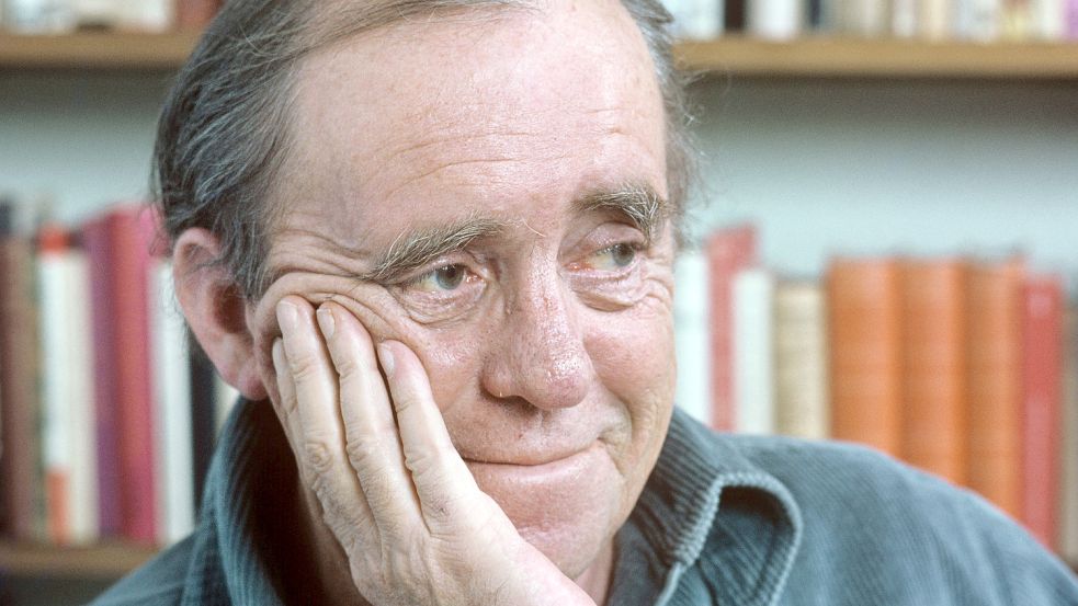 Der Schriftsteller Heinrich Böll in seiner Wohnung in Köln, Dezember 1977. Foto: dpa