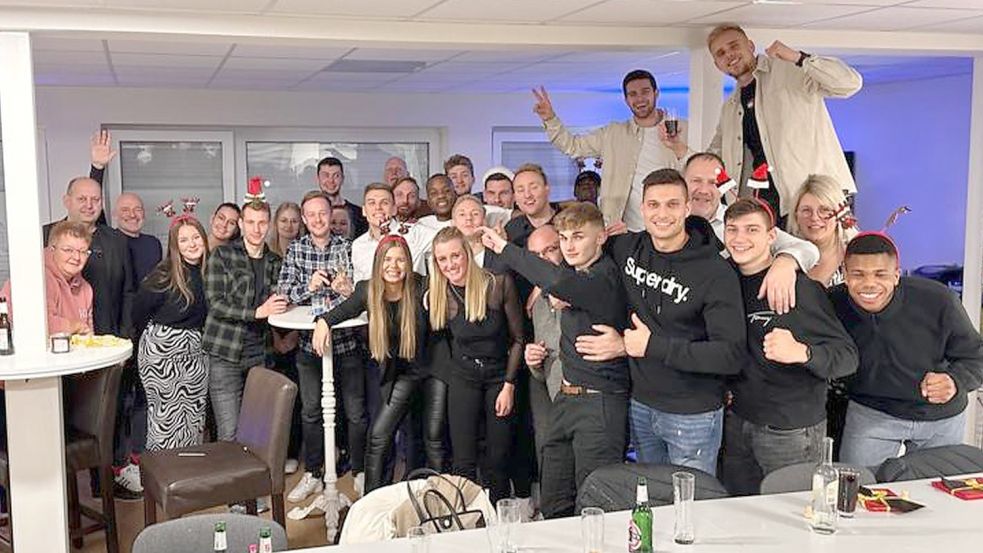 Die Stimmung auf der Kickers-Weihnachtsfeier am Sonnabend im VIP-Bereich des Emder Ostfriesland-Stadions war bestens. Foto: Privat