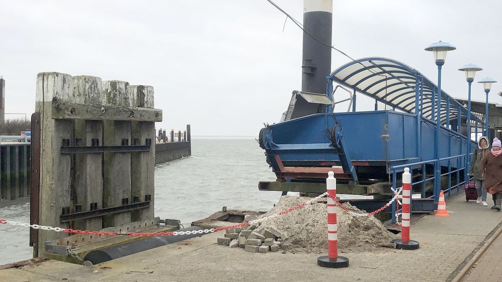 Bis zur Reparatur des Fußgängerseiteinstiegs im Borkumer Hafen wird es noch dauern. Foto: G. Kauf