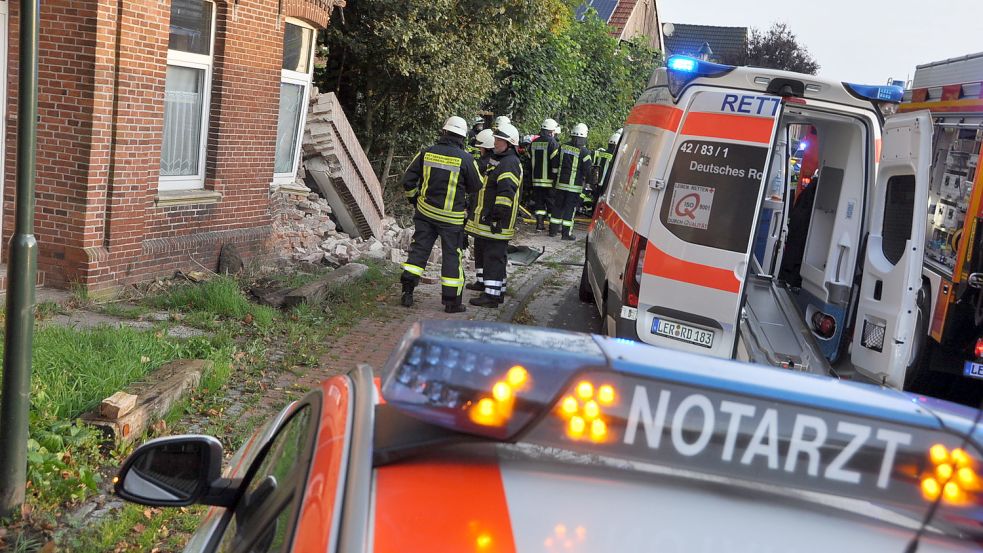 2020 verletzte sich ein Mann bei der Kollision seines Autos mit einer Hauswand lebensgefährlich. An diesem Wochenende kam es wieder zu einem solchen Unfall, bei dem glücklicherweise niemand schwer verletzt worden ist. Foto: Wolters/Archiv