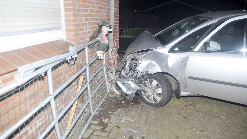 Am Wochenende prallte wieder ein Auto in eine Hauswand. Foto: Wolters/Archiv