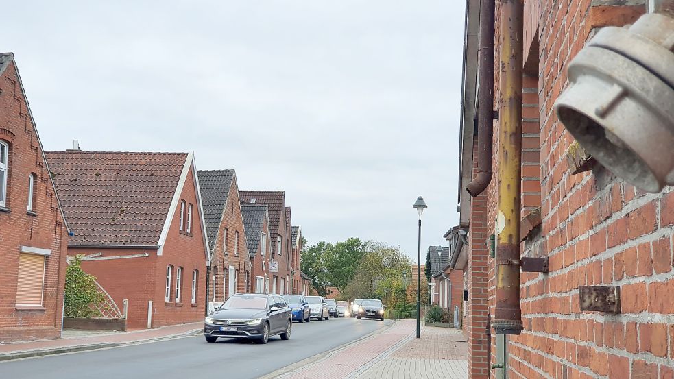 Parkende Autos am Fahrbahnrand in Hatzum müssen überholt werden. Bei Gegenverkehr führt das auf der Dorfstraße mitunter zu gefährlichen Situationen. Foto: Gettkowski/Archiv