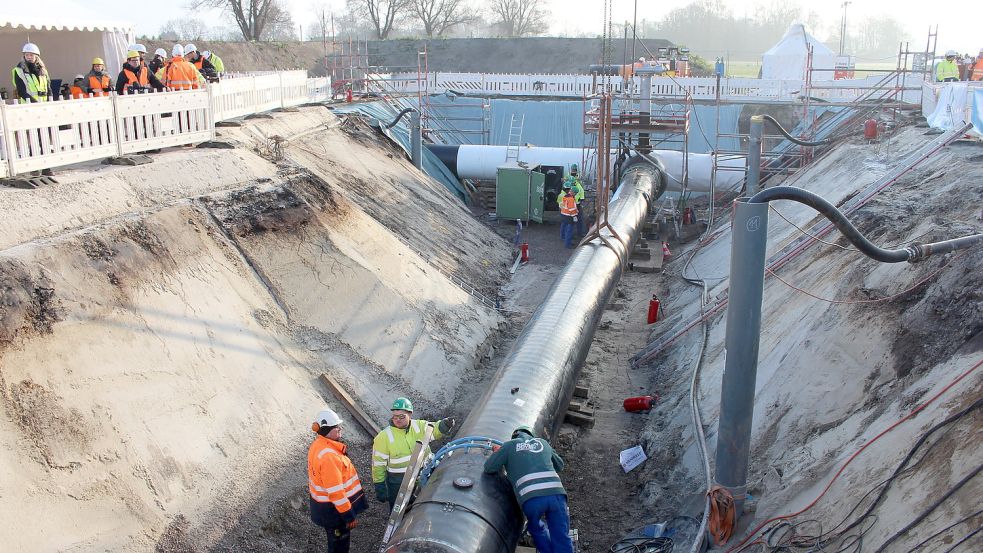 Im Hintergrund ist zu sehen, wie die neue Wilhelmshavener Anbindungsleitung (WAL) auf die Norddeutsche Erdgastransversale (NETRA) trifft, die Gasfernleitung. Foto: Oltmanns