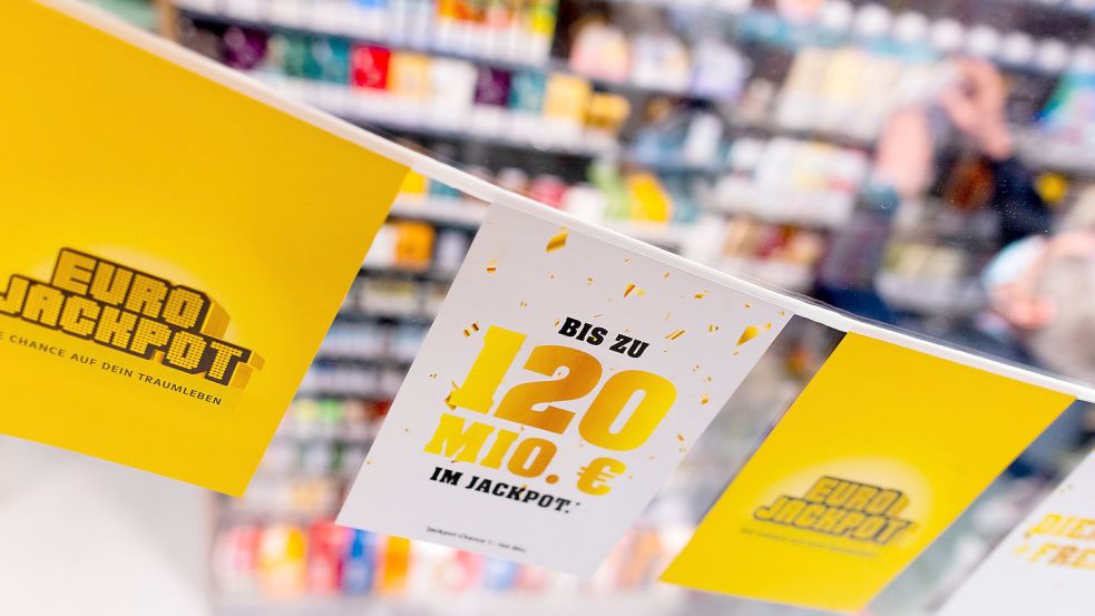 Die hohen Gewinnsummen im Lotto ziehen viele Menschen in ihren Bann. Foto: Vennenbernd/dpa