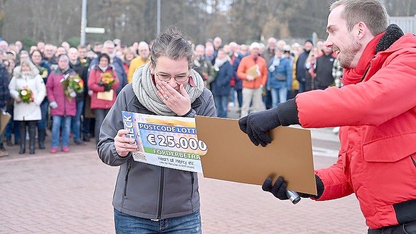 Esther Janßen von Heart of Mercy erhielt auf der Gewinnerparty in Wiesmoor von Moderator Felix Uhlig einen Scheck über 25.000 Euro. Foto: Postcode-Lotterie/Wolfgang Wedel