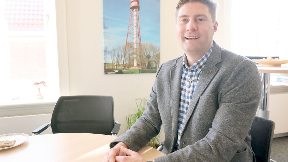 Benjamin Buserath leitet seit Anfang August die touristischen Geschicke der Gemeinde Krummhörn. Das Lachen ist ihm dabei offenbar noch nicht vergangen. Foto: Hock