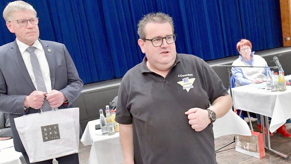 Da wirkt er noch zuversichtlich: Jens Coordes (CDU, Mitte) überreicht Bürgermeister Horst Feddermann (parteilos) eine Papiertüte mit knapp 2200 Unterschriften für freies Parken. Im Hintergrund sitzt die Ratsvorsitzende Ingeborg Hartmann-Seibt (SPD). Foto: Ortgies