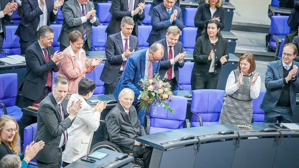Stehende Ovationen für Wolfgang Schäuble, der seit 50 Jahren Mitglied des Bundestages ist. Mit 80 Jahren denkt er n Foto: Kay Nietfeld
