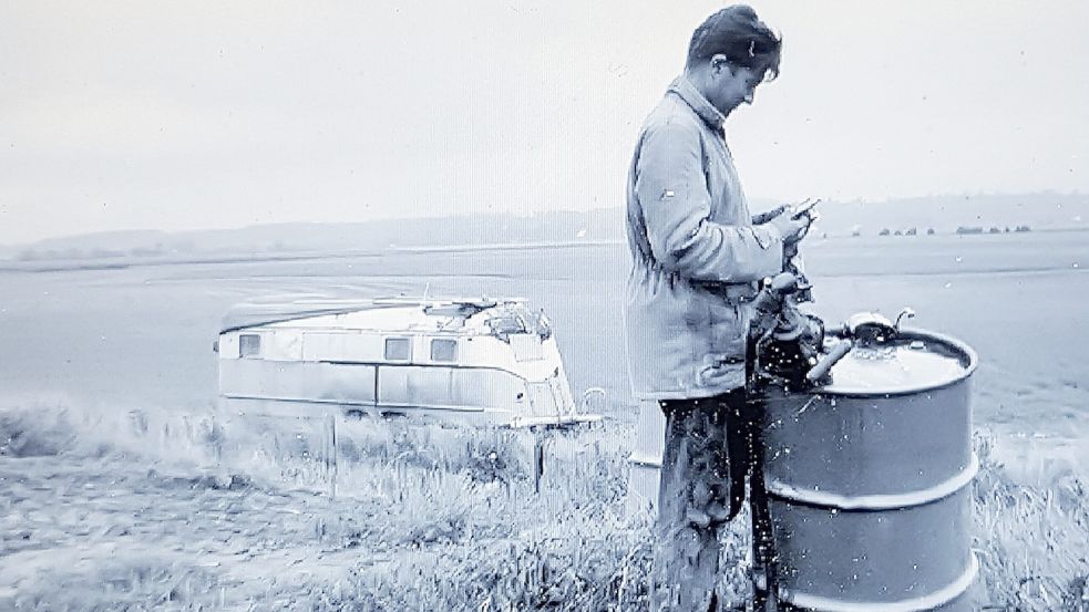 Hier ist Siegfried Sutterlins Bruder Armin Helmut im Jahr 1959 zu sehen. Damals lebte er zehn Monate lang in einem abgelegenen Wohnwagen, um auf den Deich aufzupassen. Siegfried Sutterlin bezeichnet diesen Moment als „Tiefpunkt“ im Leben der beiden Brüder. Foto: Privat