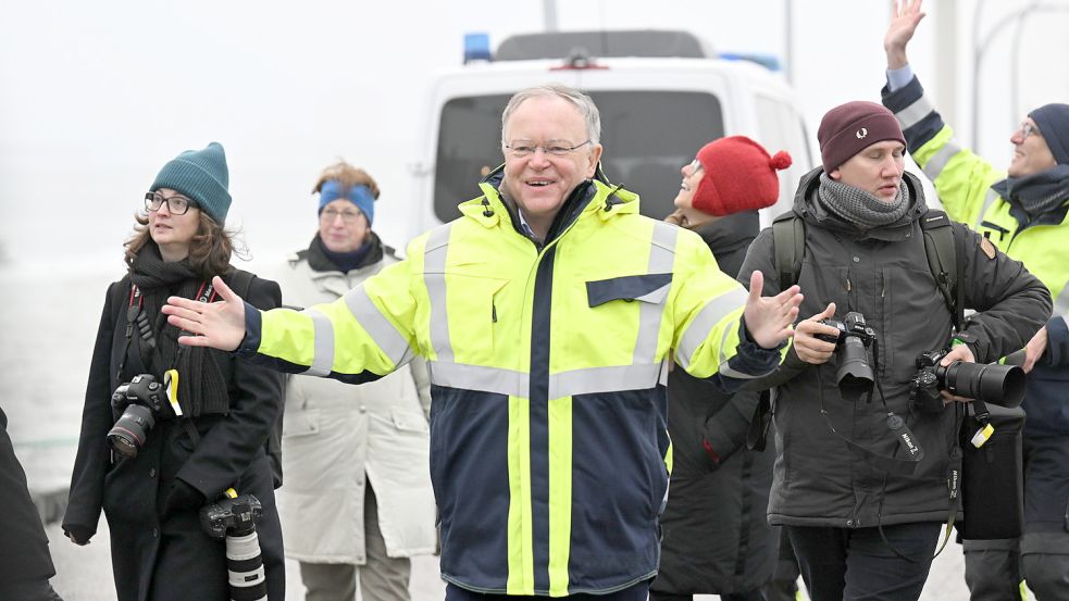 Stephan Weil (SPD), Ministerpräsident von Niedersachsen, ging mit an Bord des Ausflugsschiffs zum LNG-Terminal. Foto: Schuldt/dpa