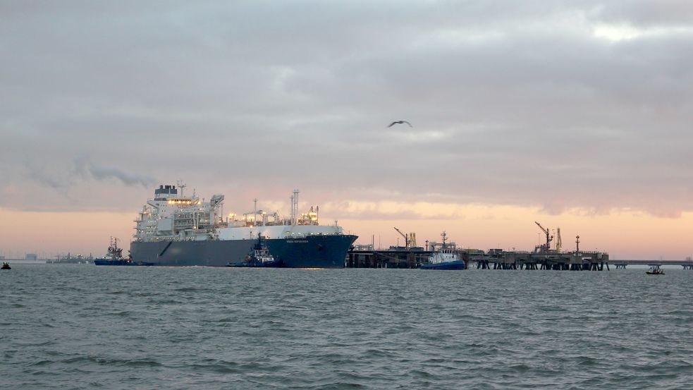 Die FSRU "Hoegh Esperanza" liegt sei Donnerstag in Wilhelmshaven. Foto: Oltmanns