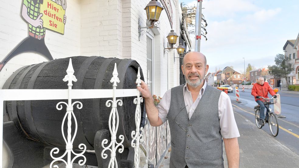 Ali Mosalanezhad hat mit dem Fass an seiner Gebäudefassade eine schöne Dekoration geschaffen. Jetzt hat er Ärger deswegen. Foto: Ortgies