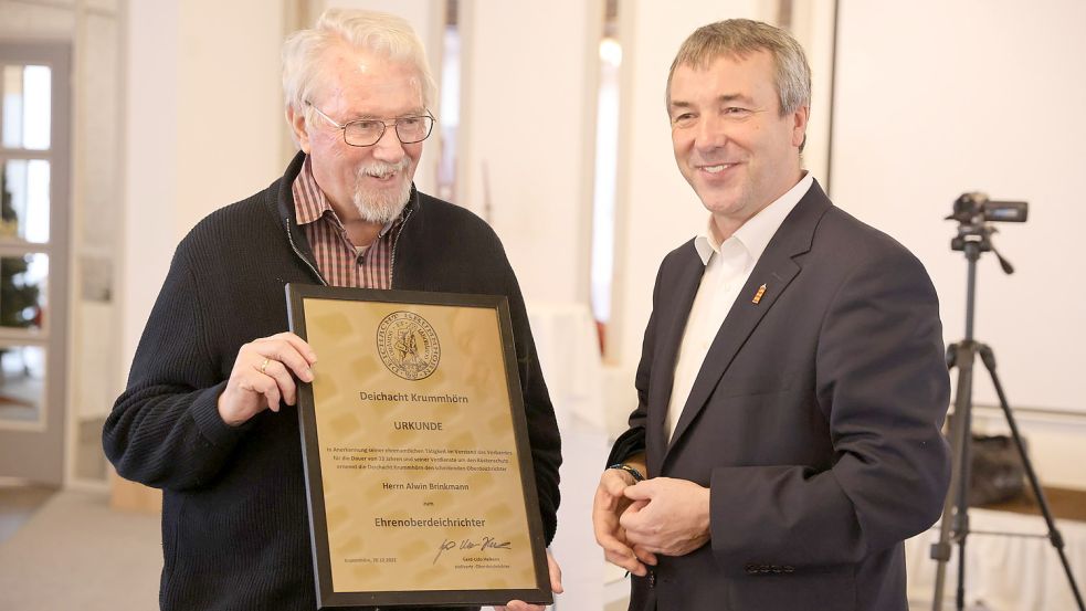 Alwin Brinkmann (links) wurde zum Abschied vom SPD-Bundestagsabgeordneten Johann Saathoff zum Ehren-Oberdeichrichter der Deichacht Krummhörn ernannt. Brinkmann wurde nach acht Jahren an der Spitze der Deichacht nun verabschiedet. Foto: Hock
