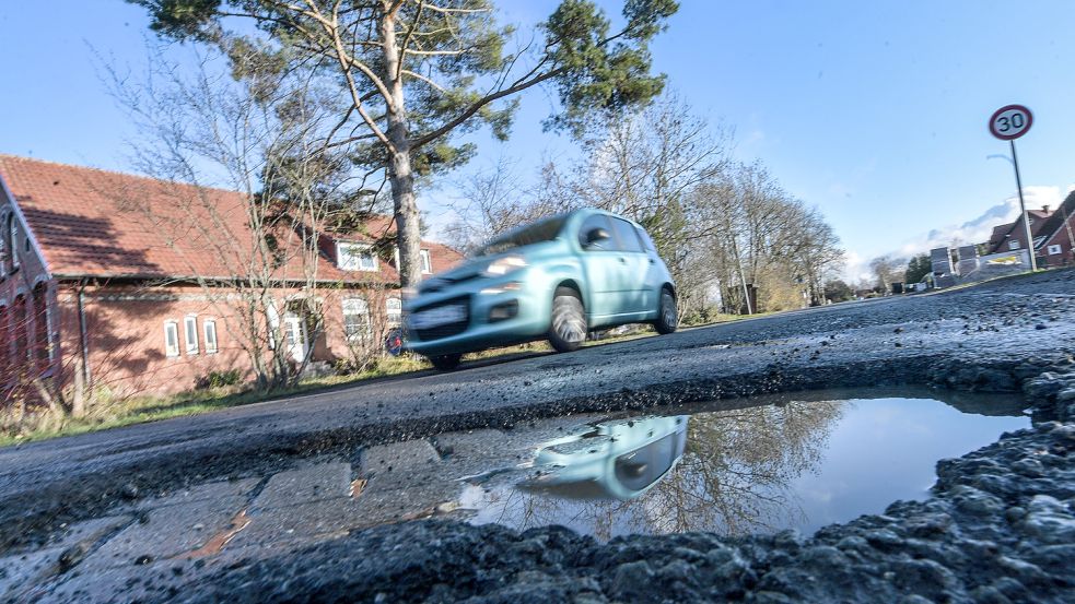Die Rorichmoorer Straße in Warsingsfehn ist kaputt. Gegen den geplanten Ausbau hatten Anwohner 2018 protestiert. Foto: Ortgies