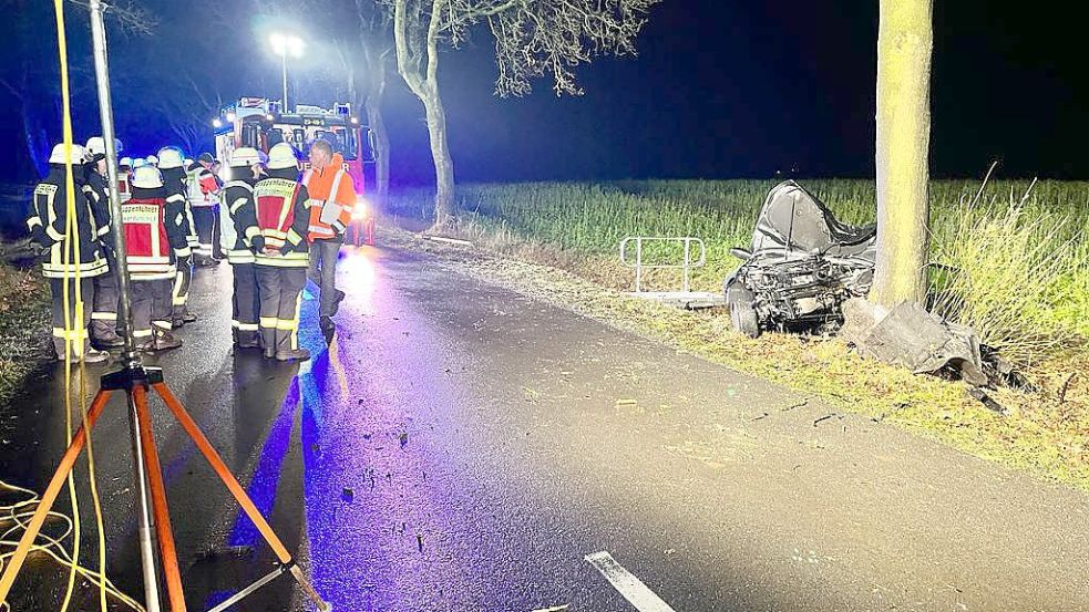 Zahlreiche Einsatzkräfte waren bei einem Unfall in Südbrookmerland vor Ort. Fotos: Lukas Schoon, Feuerwehr Wiegboldsbur