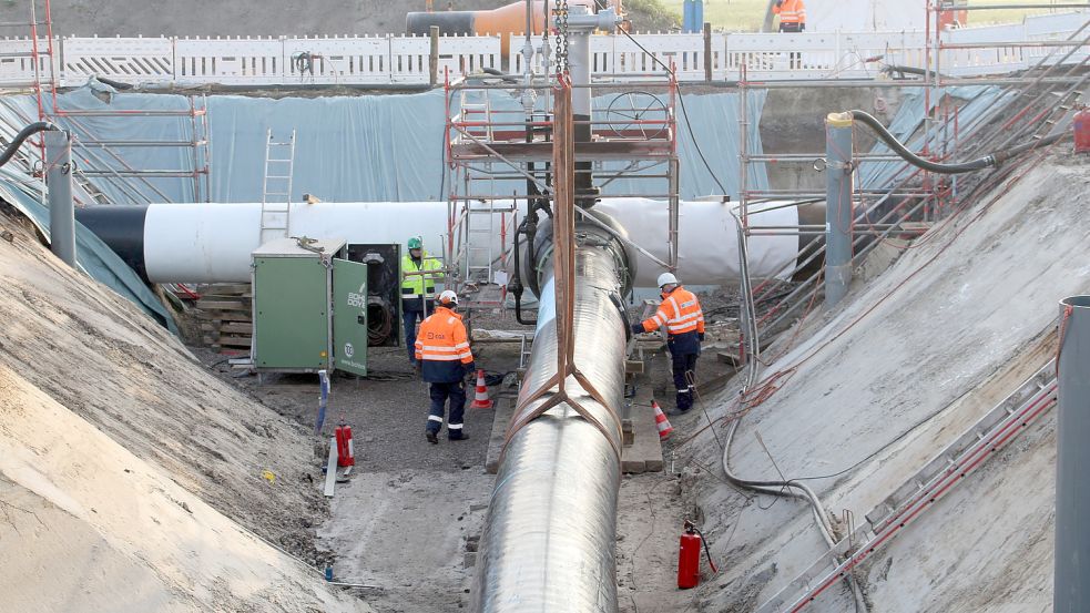 Hier treffen zwei Gasleitungen aufeinander: Von unten kommt die Wilhelmshavener Anbindungsleitung WAL und trifft auf die quer verlaufende NETRA, eine Gasfernleitung für den Weitertransport. Foto: Oltmanns
