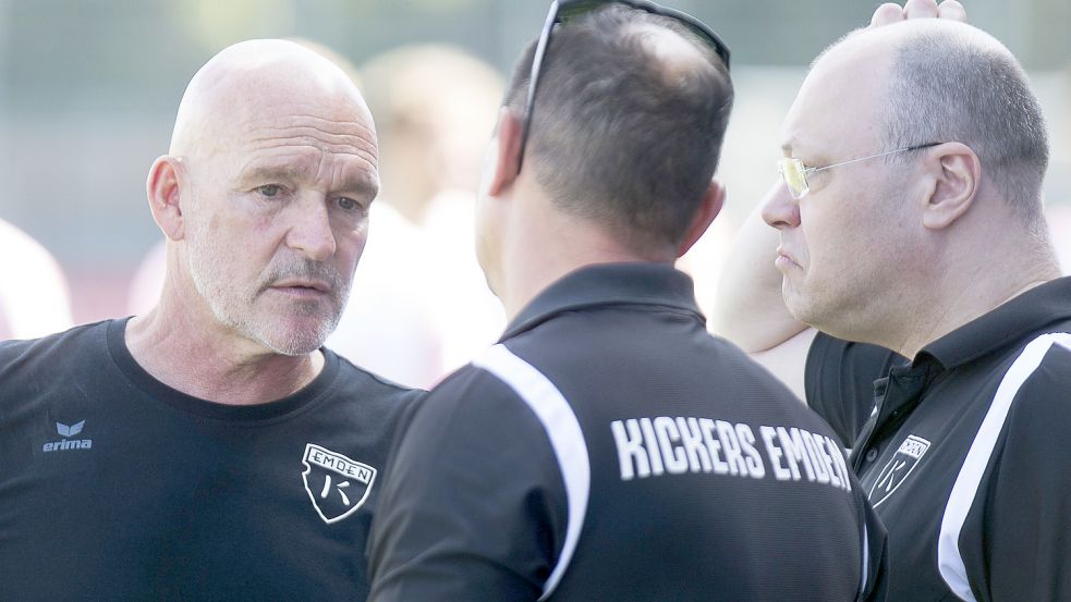 Der Kickers-Vorstand mit Dr. Jörg Winter (rechts) und Matthias Nittmann (Mitte) würde auch nach einem Abstieg in die Oberliga mit Trainer Stefan Emmerling zusammenarbeiten wollen. Archivfoto: Doden