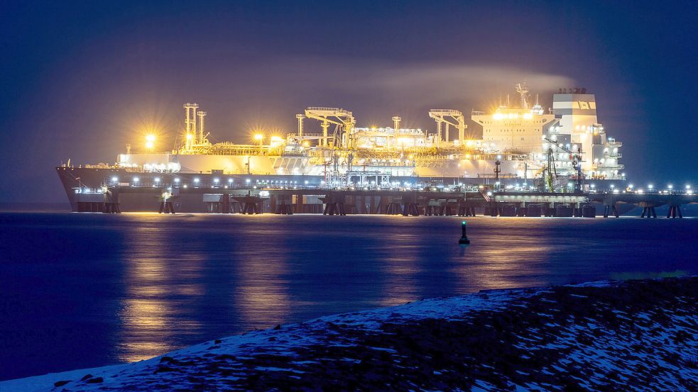Das Spezialschiff „Höegh Esperanza“ liegt am neuen Anleger für das LNG-Terminal im Jadebusen und leuchtet in der Dunkelheit. Das Thema LNG ist für Ostfriesland in mehrfacher Hinsicht bedeutend. Foto: Dittrich/dpa