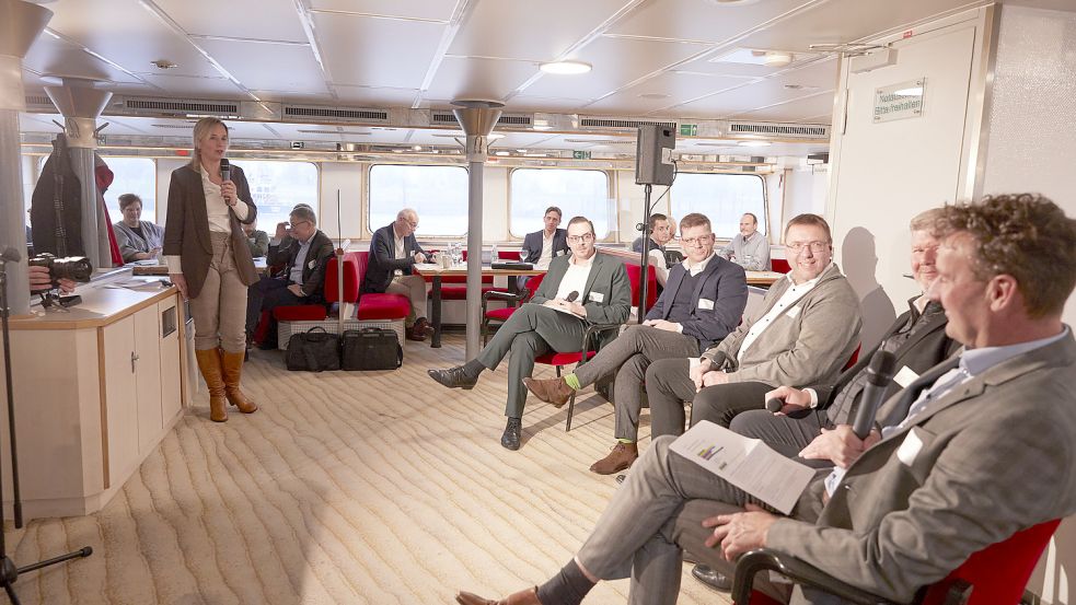Ein Blick in die Diskussionsrunde an Bord: Katja Baumann, Geschäftsführerin der Mariko GmbH (von links) moderierte die Gesprächsrunde mit Sebastian Ebbing, Verband Deutscher Reeder, Christian Hoepfner (Unifeeder) Wolfgang Franzelius, HB Hunte Engineering, Claus Hirsch (AG Ems) und Leo van der Burg (FME). Foto: Mariko
