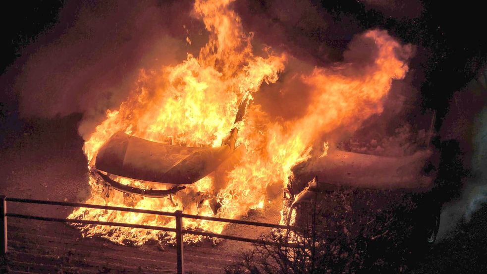 Das Feuer griff von einem Auto auf das daneben stehende über. Foto: Hoppe/Archiv