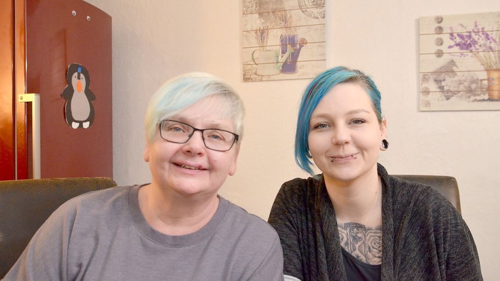 Monika Engelbarts (links) und Denise Nieweg haben mit unserer Zeitung über den neuen Verein gesprochen. Zu den weiteren aktiven Mitgliedern gehören Horst, Sabrina und Dustin Engelbarts, Fabian Remmers, Lena Schink und Karin Baumann. Foto: Hillebrand
