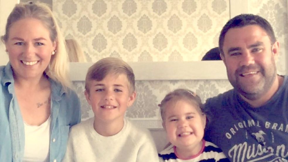 Vielleicht gibt es solch ein Familienbild mit lauter glücklichen Gesichtern auch in Kürze wieder. Das Foto zeigt (von links): Mutter Jessica Harms, Jason, Milla und Vater Stefan Withof. Fotos: Privat