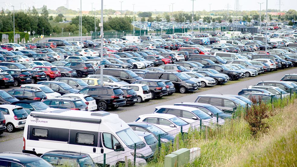 Der Großparkplatz der Reederei Frisia liegt direkt hinter dem betroffenen Deichabschnitt. Fußgänger sollen jedoch auch in Zukunft problemlos über den Deich von dort zu ihren Fähren gelangen. DPA-Foto: Hauke-Christian Dittrich