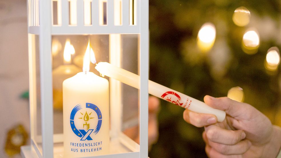 Ein Symbol für Vielfalt und Toleranz, aber auch für Hoffnung in dunklen Zeiten: das Friedenslicht aus Bethlehem. Foto: dpa